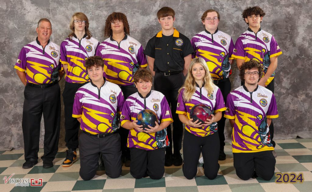 teenaged bowlers pose for a team picture